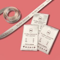 Світла стрічка та тканинні етикетки YUNA DESIGN на рожевому фоні.