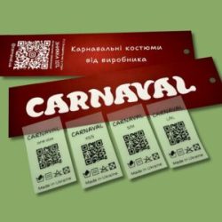 Червоні картонні бірки та прозорі етикетки Carnaval на зеленому фоні.