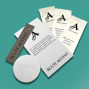 Брендовані бирки та етикетки Acute Accent для одягу.