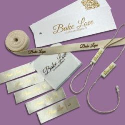 Набір етикеток, стрічок та бірок "Bake Love" з золотим написом.