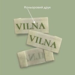 Бавовняні бірки, які демонструють кольоровий друк зеленого логотипу VILNA.