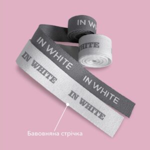 Рулони світлої та темної бавовняної стрічки з білим надрукованим логотипом IN WHITE.