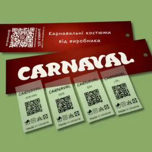 Червоні картонні бірки та прозорі етикетки Carnaval на зеленому фоні.