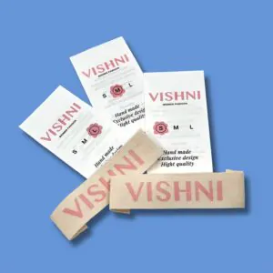 Білі та бежеві текстильні бирки VISHNI для одягу.