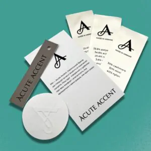 Брендовані бирки та етикетки Acute Accent для одягу.