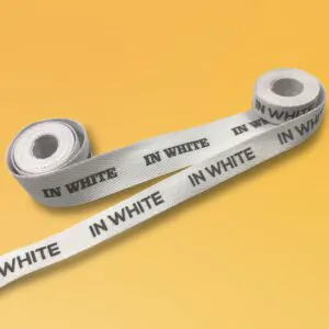 Дві білі бавовняні стрічки з написом IN WHITE
