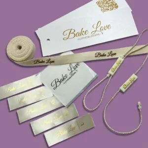Набір етикеток, стрічок та бірок "Bake Love" з золотим написом.