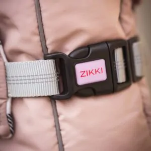 Приклад використання брендованого фастекса з логотипом ZIKKI на стропі одягу для собак