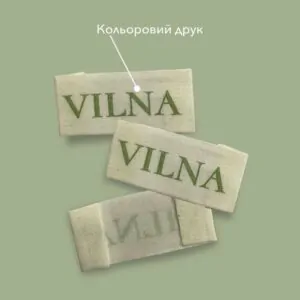 Бавовняні бірки, які демонструють кольоровий друк зеленого логотипу VILNA.